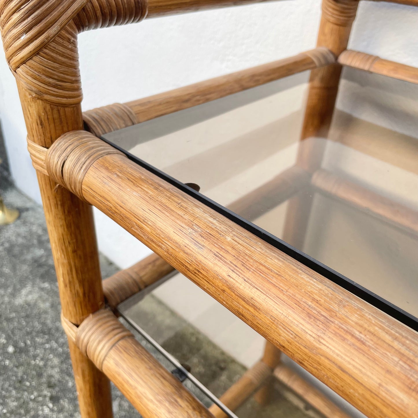 Meuble en rotin et verre fumé