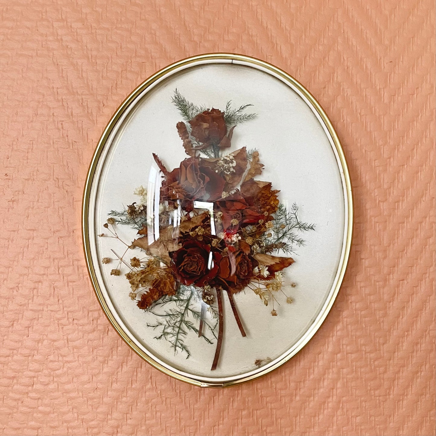 Fleurs séchées sous globe en verre