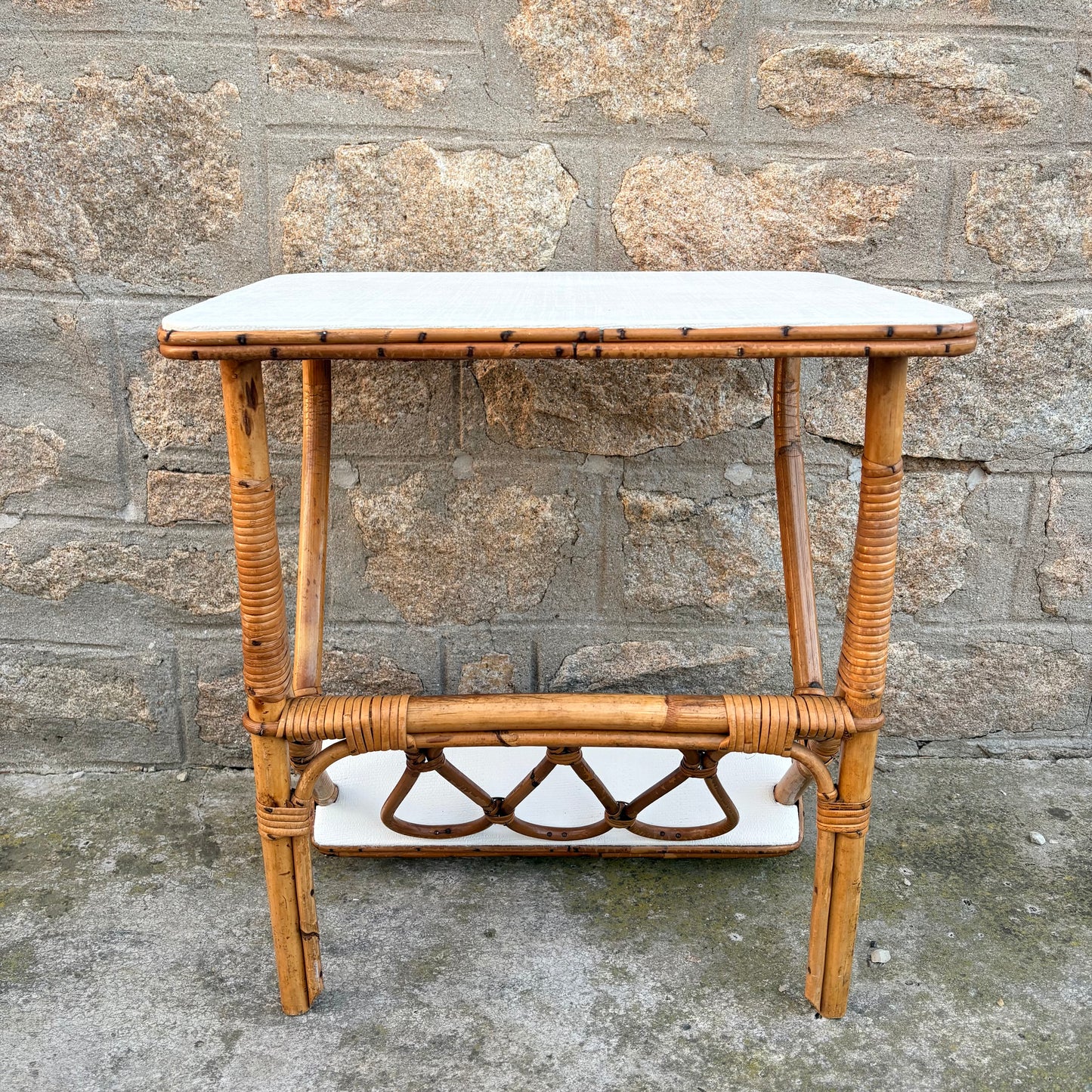 Bout de canapé en rotin