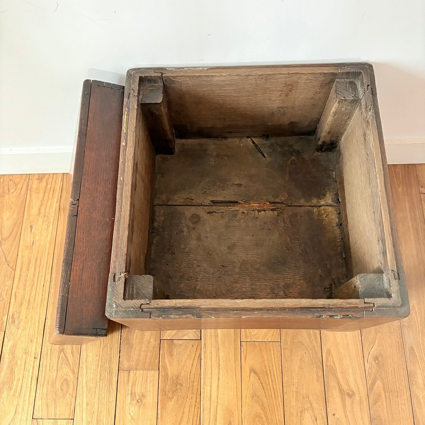 Tabouret coffre ancien