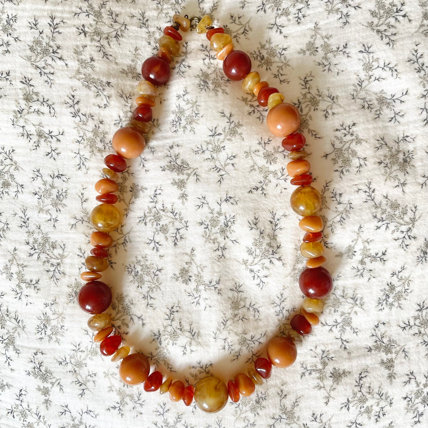 Collier en perles plastiques