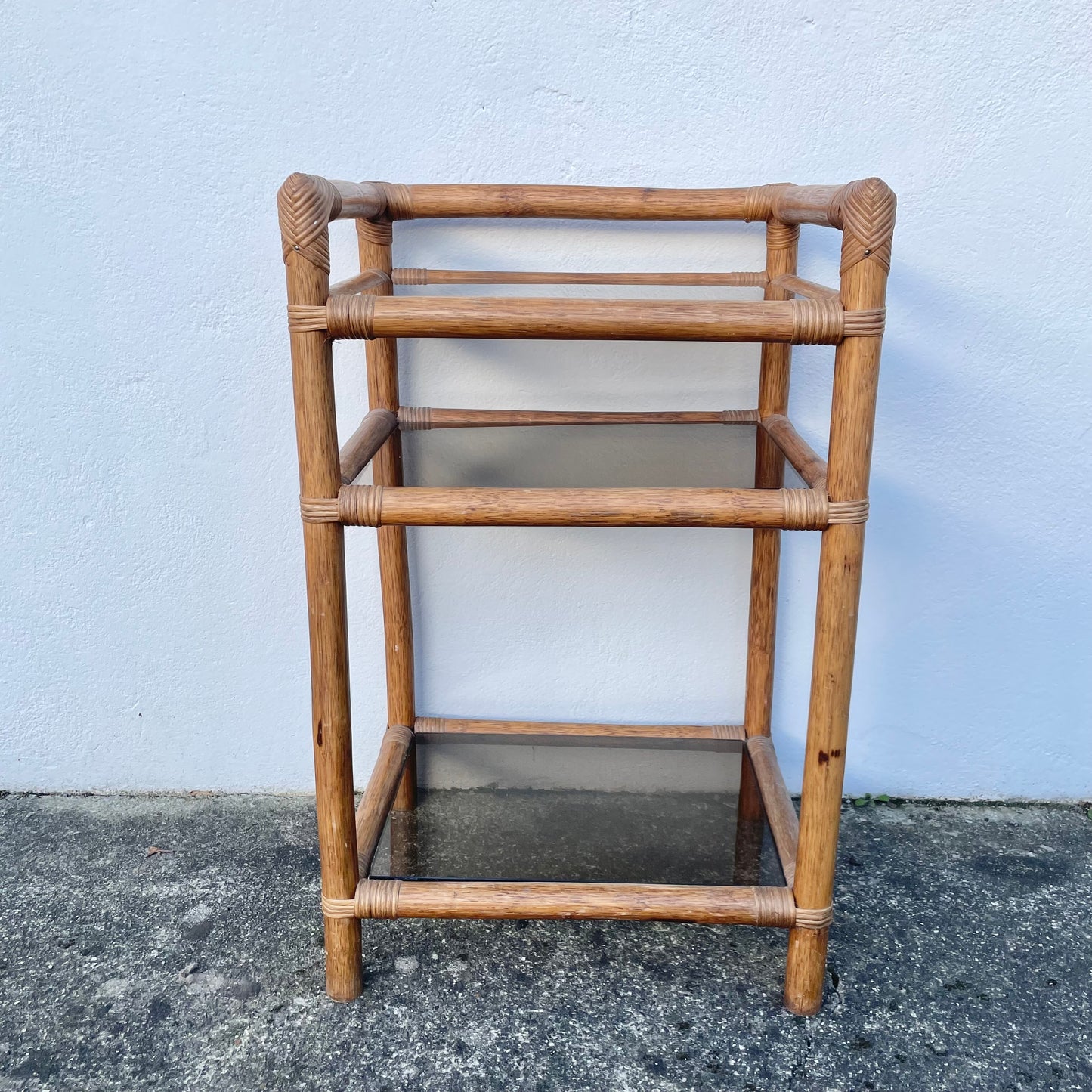 Meuble en rotin et verre fumé