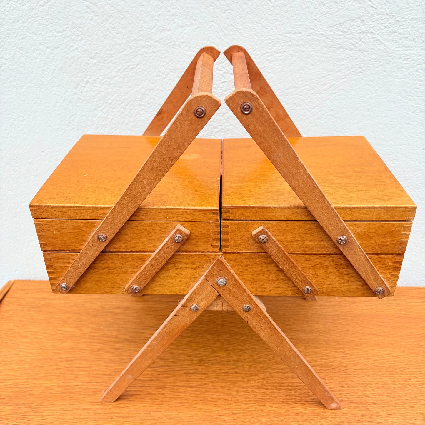 Petite travailleuse en bois