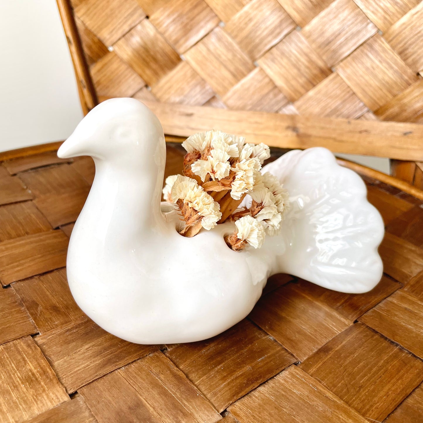 Pique fleur colombe