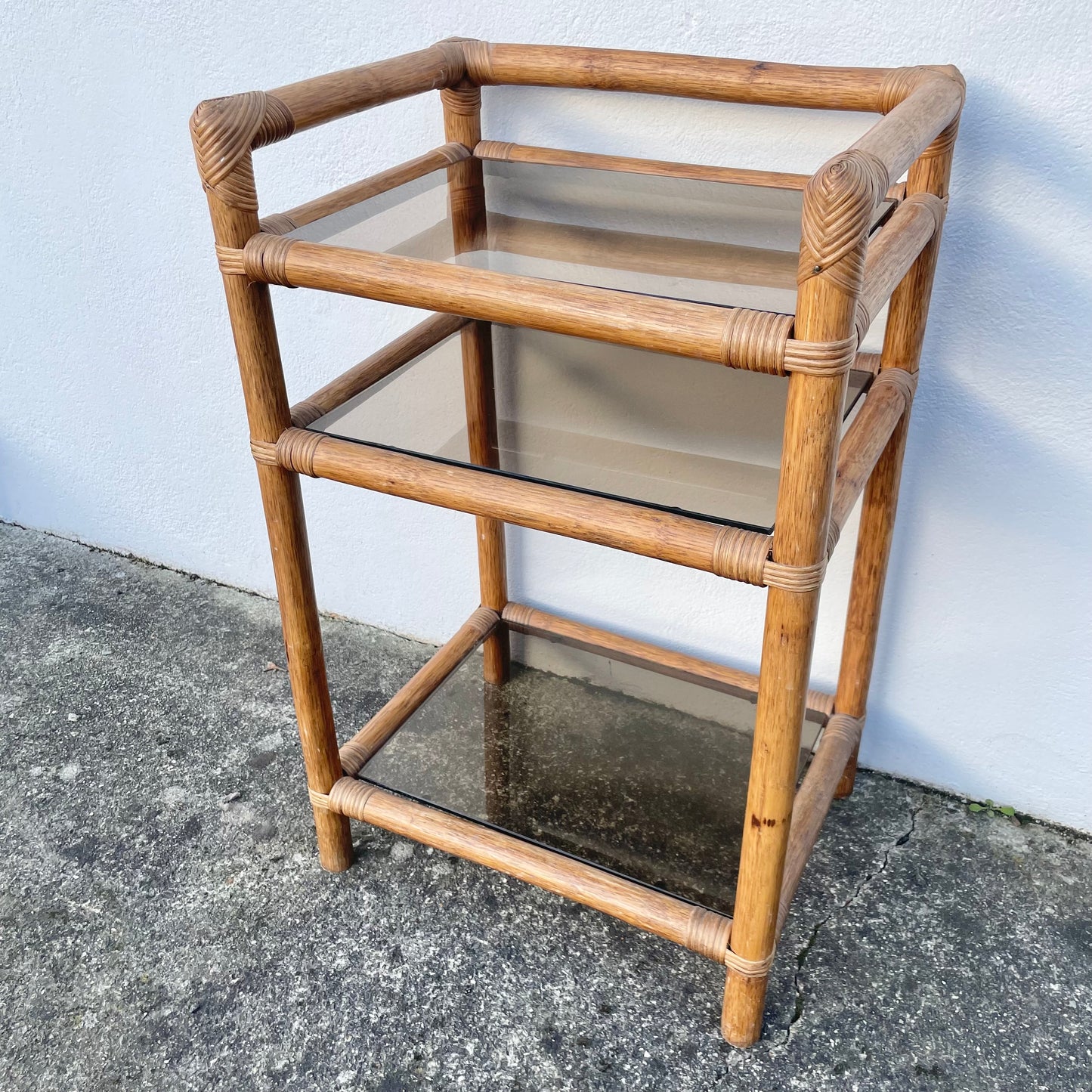 Meuble en rotin et verre fumé