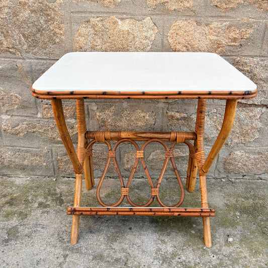 Bout de canapé en rotin