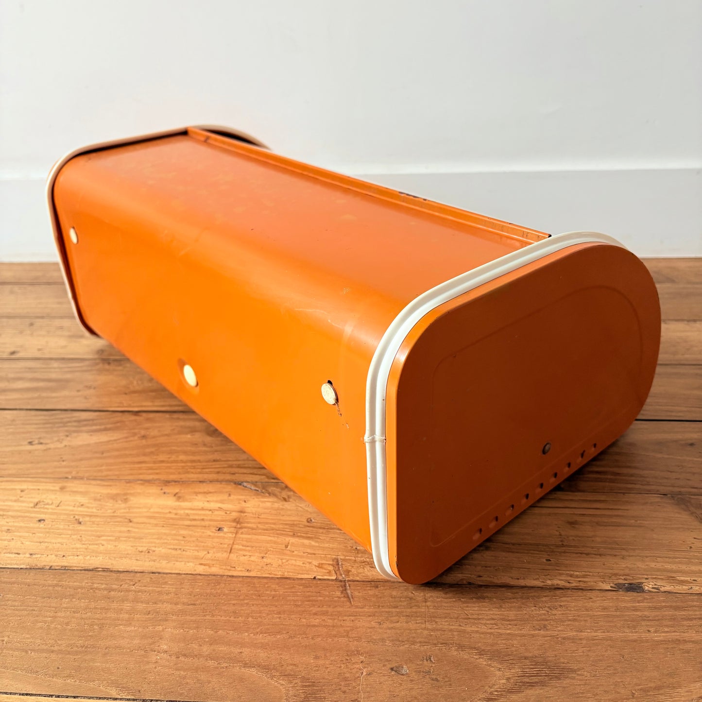 Boîte à pain orange