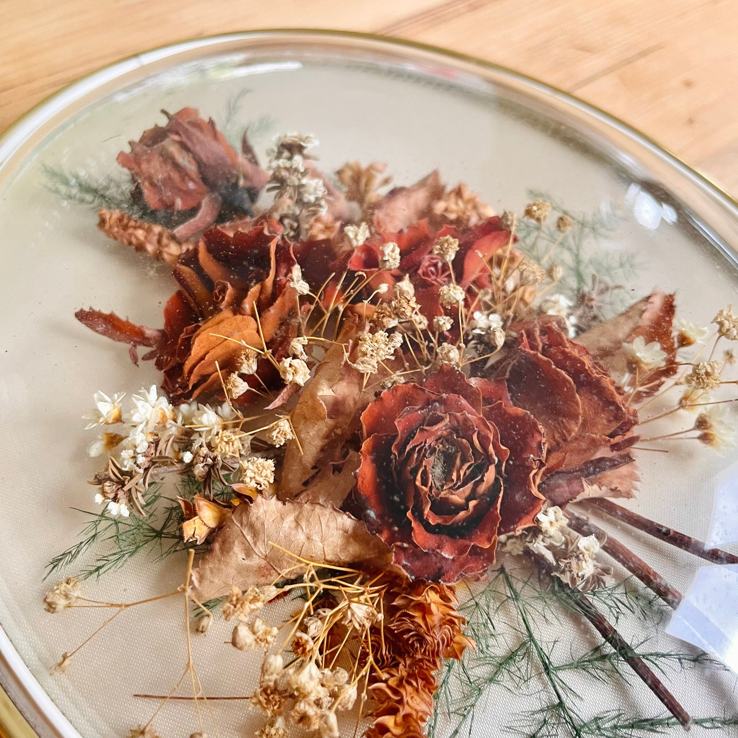 Fleurs séchées sous globe en verre