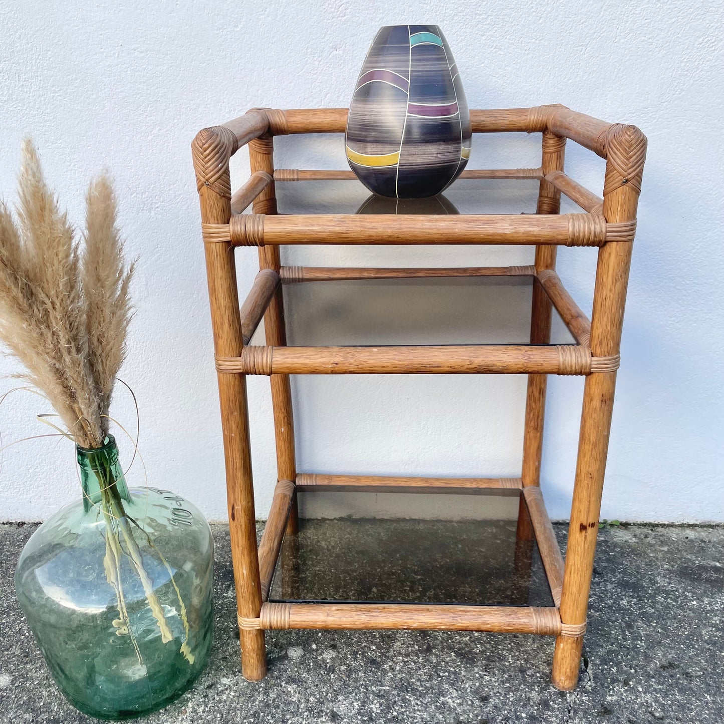 Meuble en rotin et verre fumé