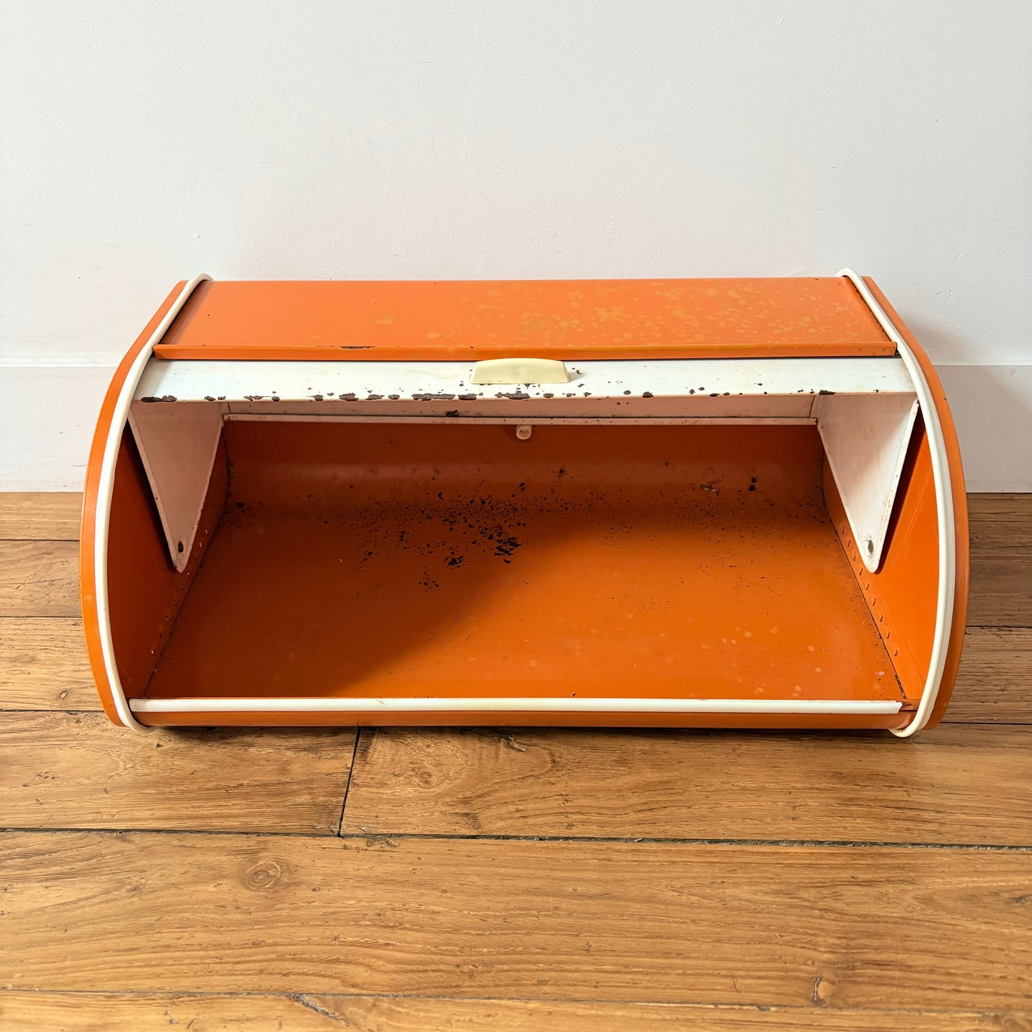 Boîte à pain orange