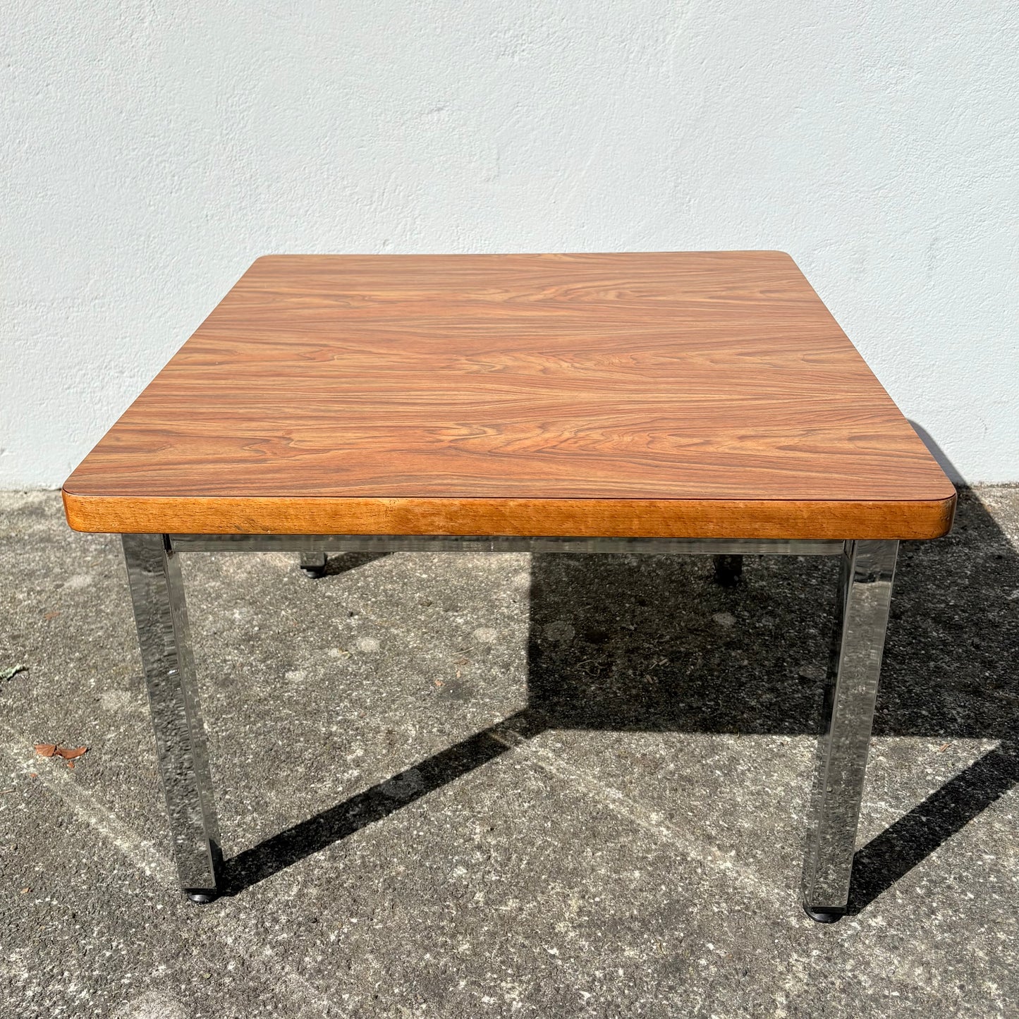 Table basse pieds chromés