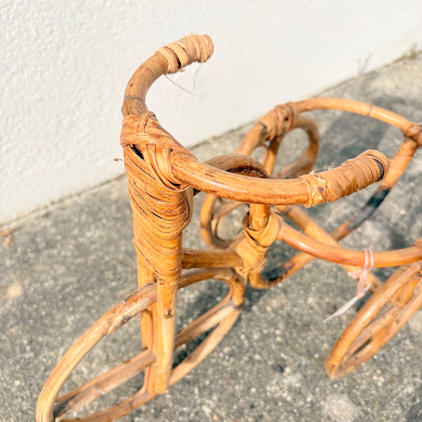 Porte plante en rotin vélo