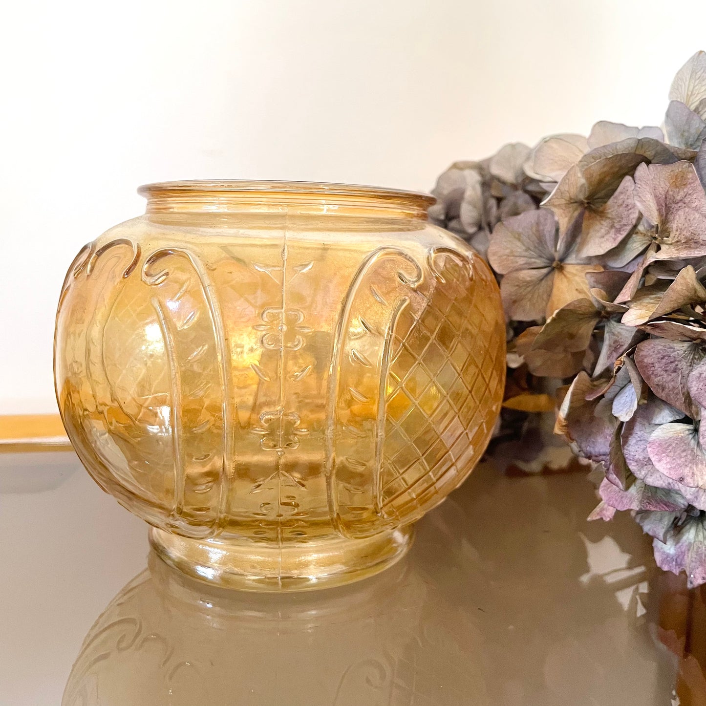 Vase boule en verre irisé