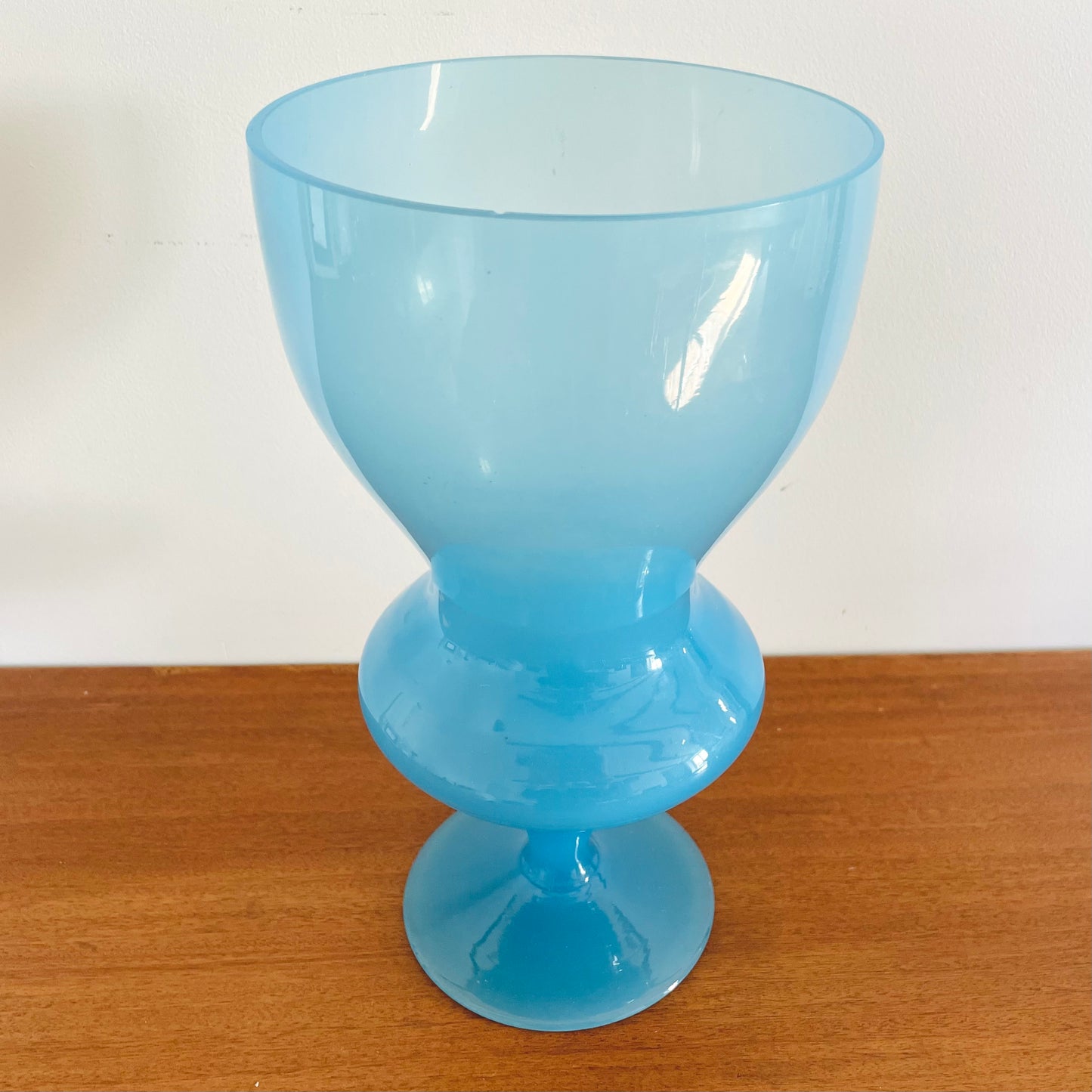 Grand vase bleu sur pied