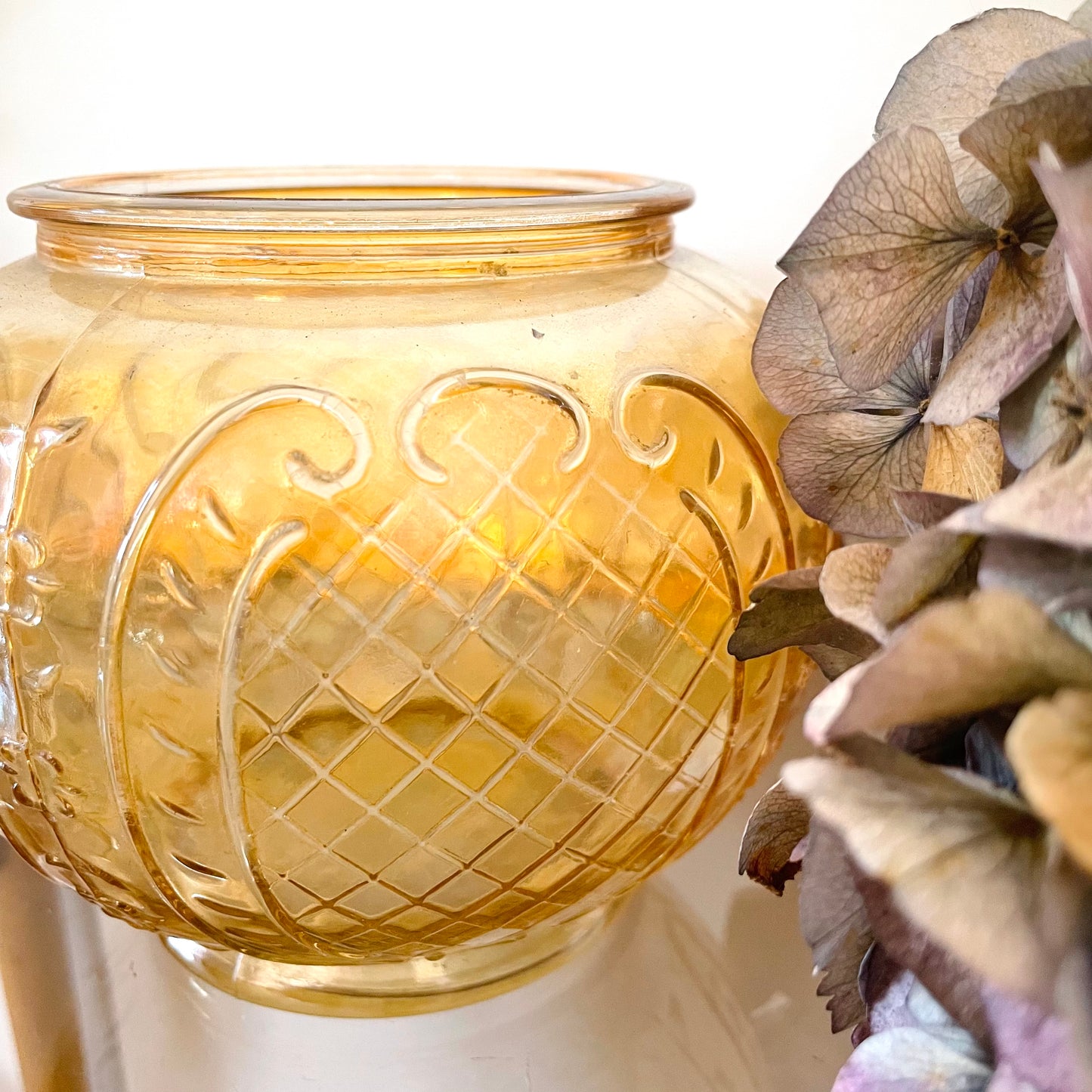 Vase boule en verre irisé