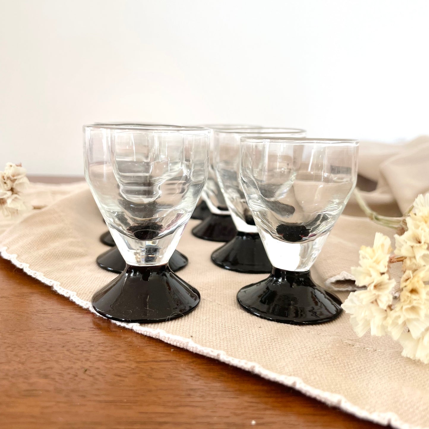 Lot de 8 verres à liqueur pied bordeau foncé
