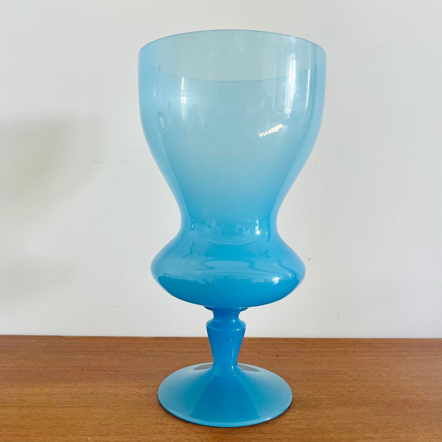 Grand vase bleu sur pied