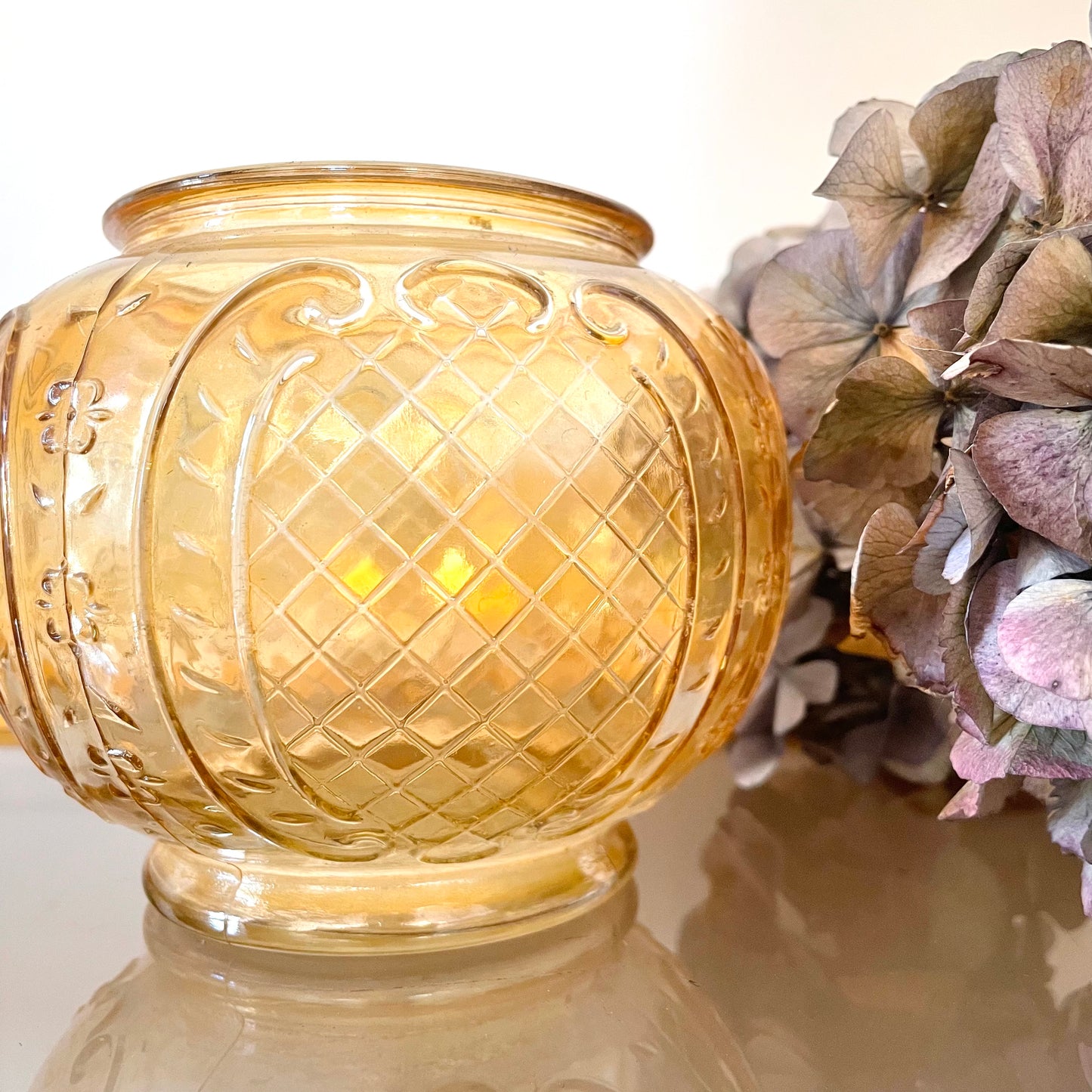 Vase boule en verre irisé