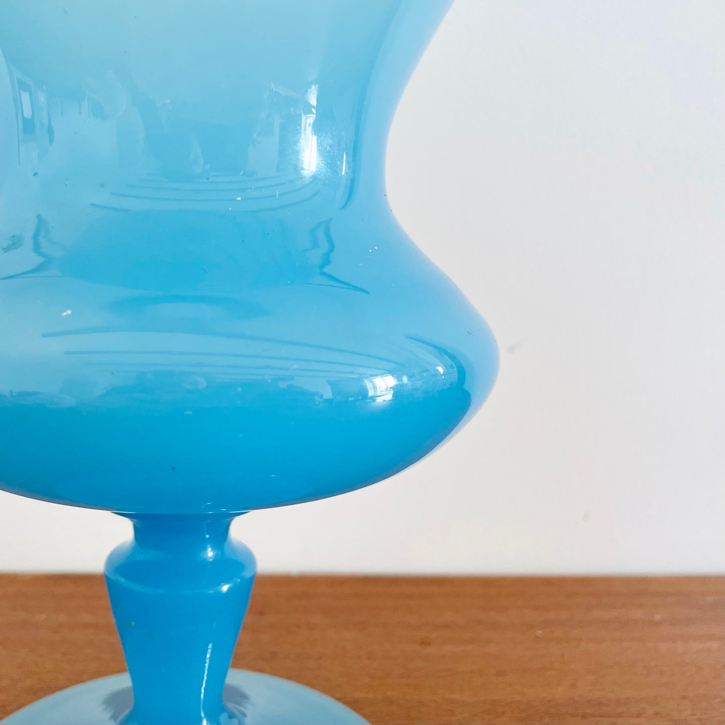 Grand vase bleu sur pied
