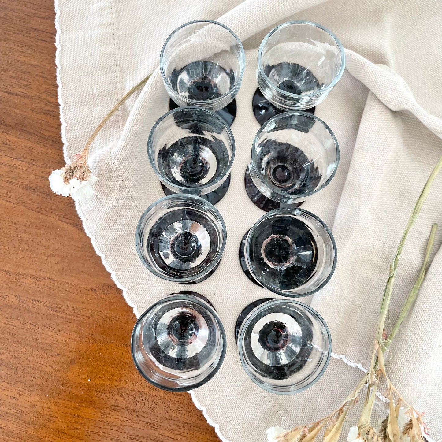 Lot de 8 verres à liqueur pied bordeau foncé