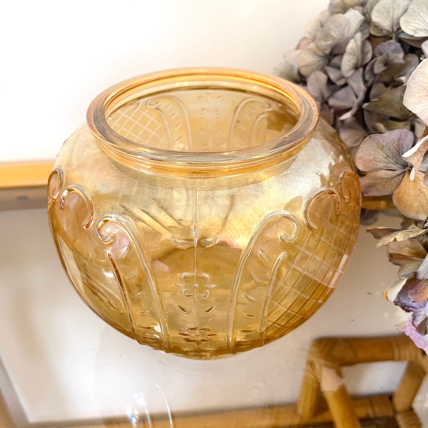 Vase boule en verre irisé