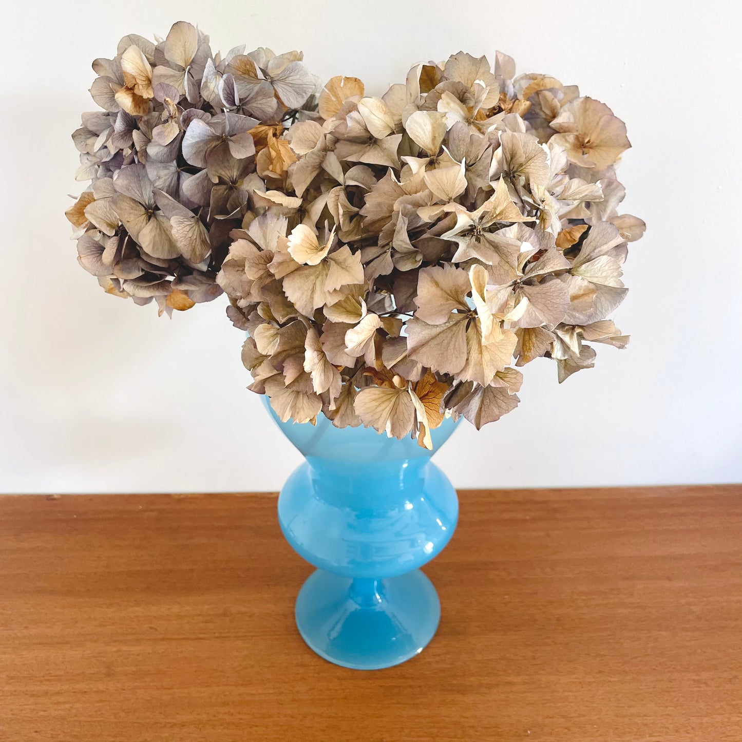 Grand vase bleu sur pied