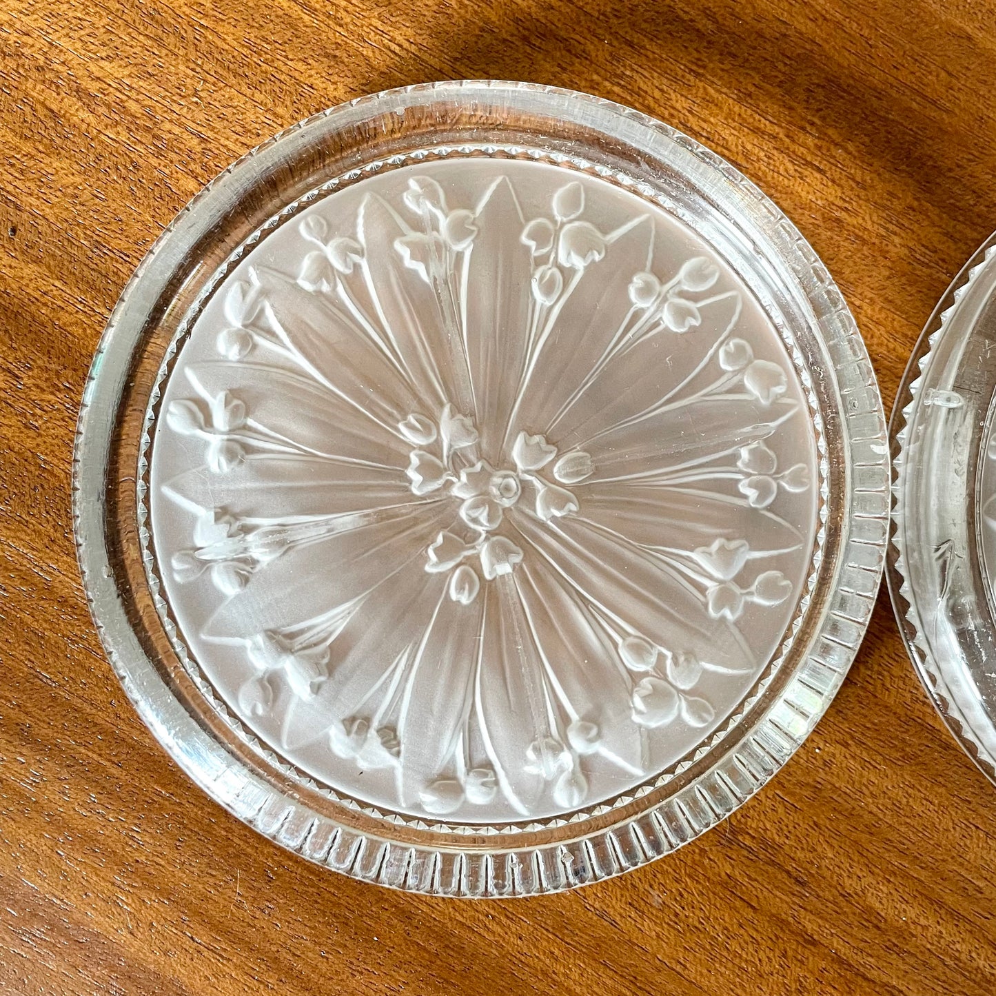Lot de deux dessous de bouteille motif muguet
