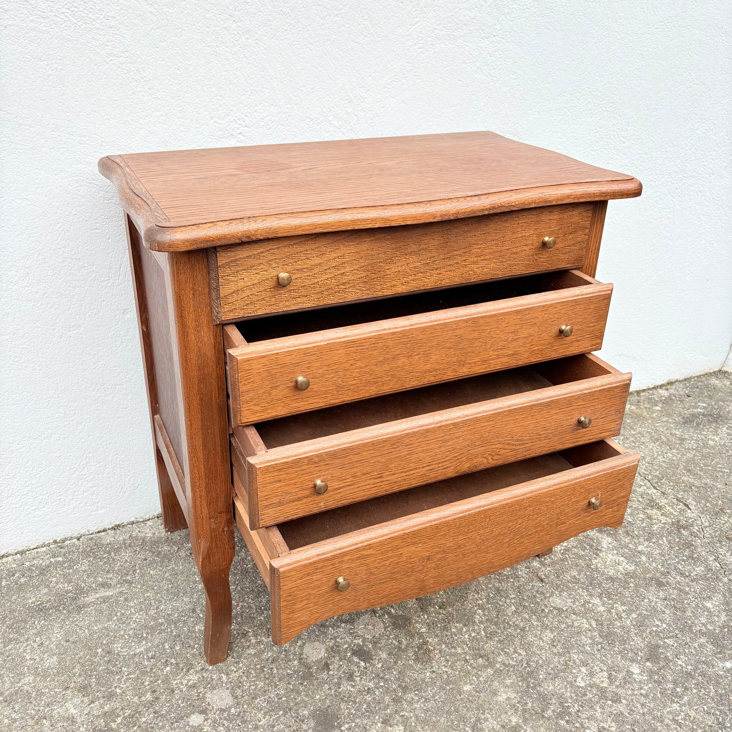 Travailleuse à tiroirs