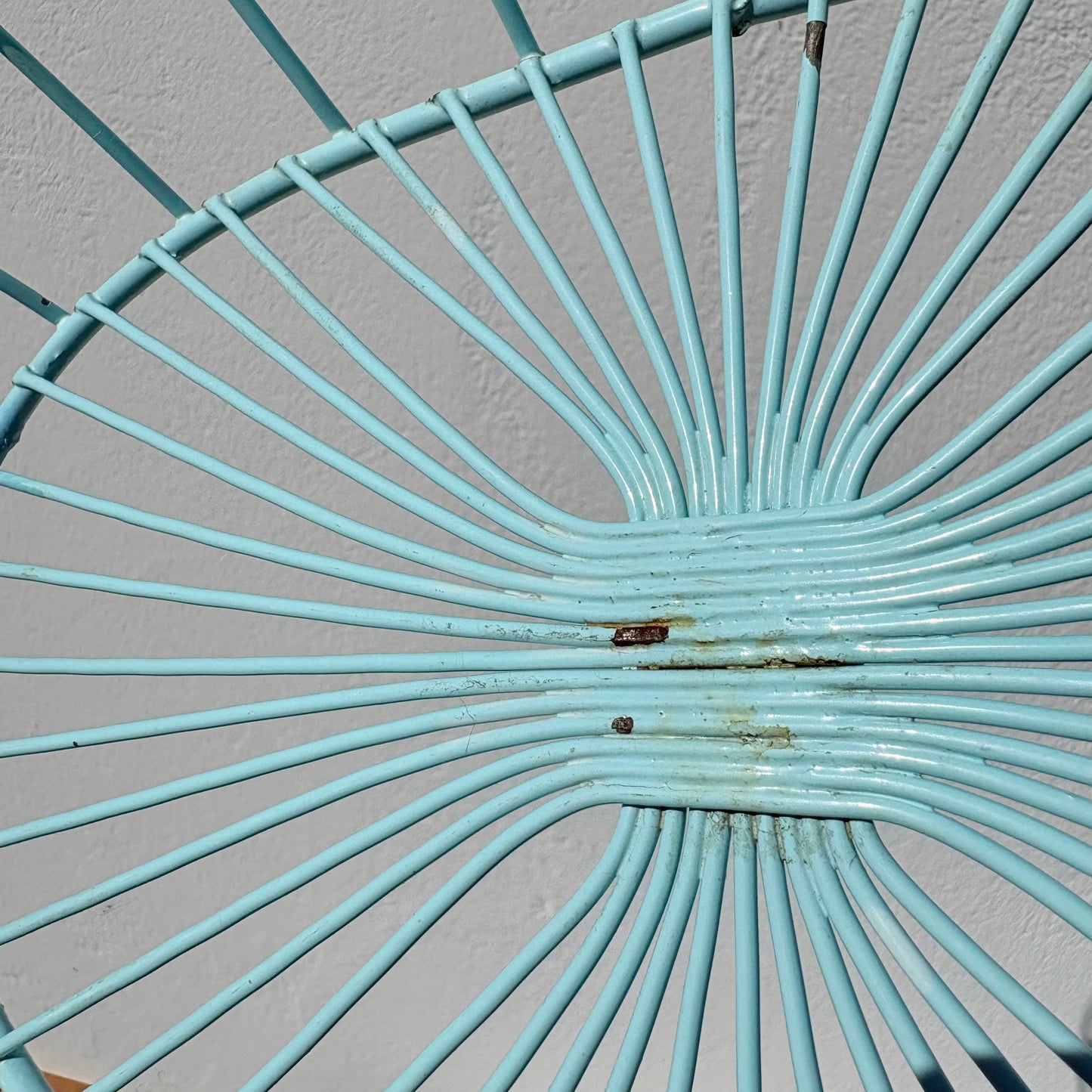 Corbeille en métal bleu clair