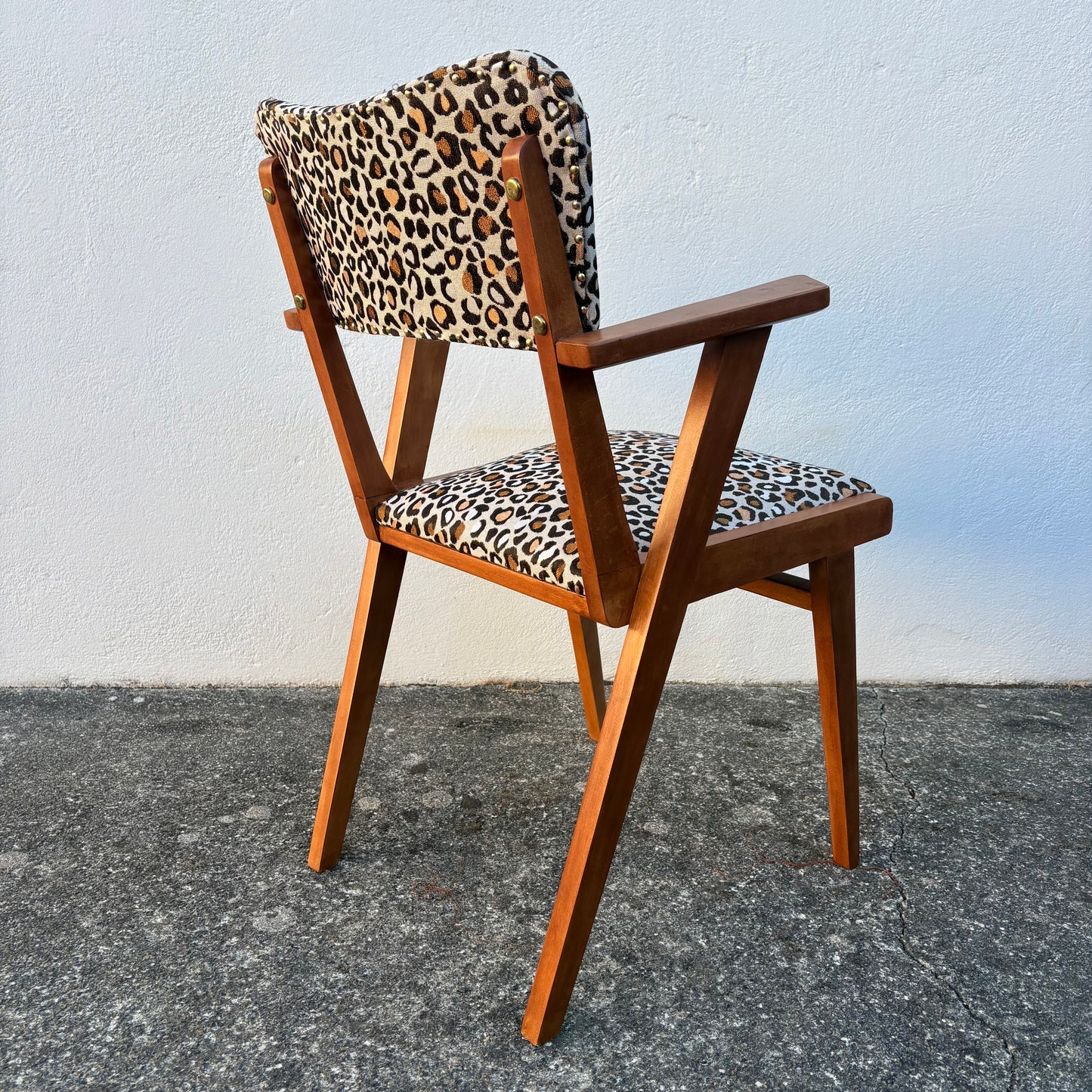Fauteuil en bois années 60 léopard
