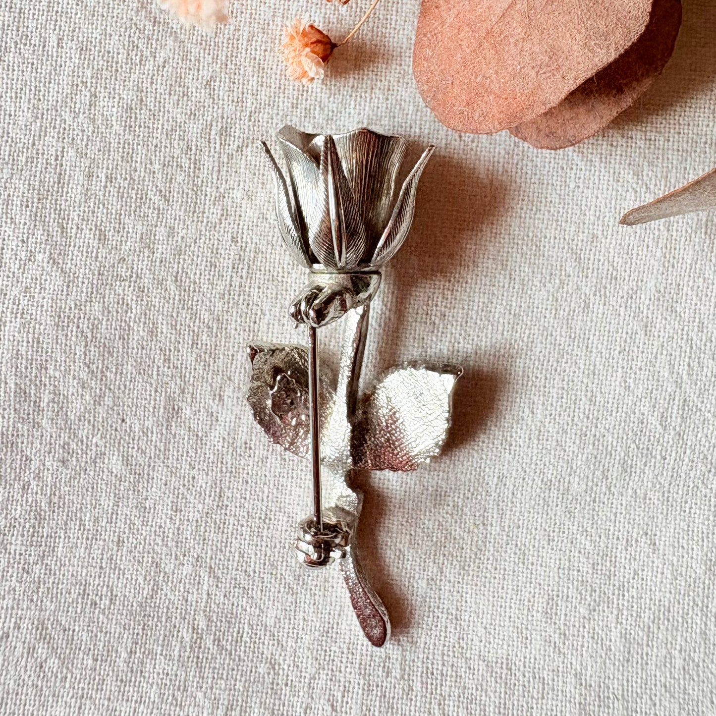 Broché argenté en forme de rose