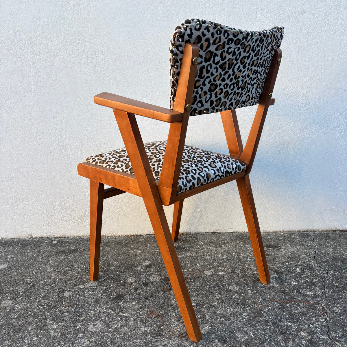 Fauteuil en bois années 60 léopard
