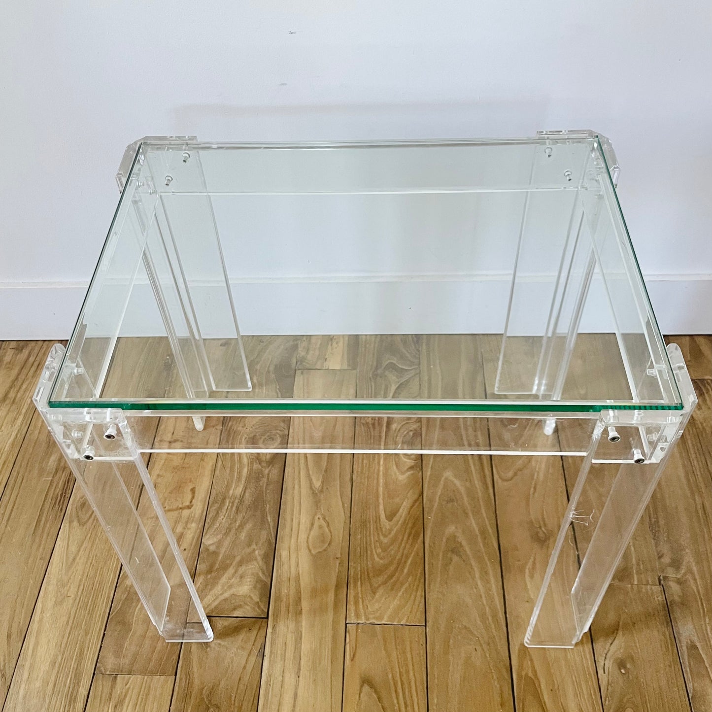 Table d’appoint en lucite et verre