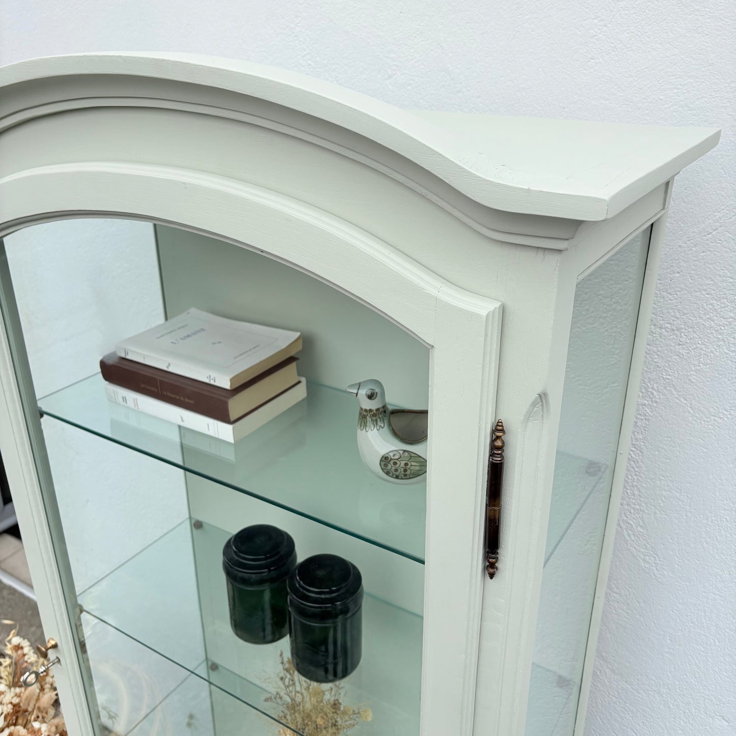 Vitrine en bois peint