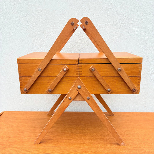 Petite travailleuse en bois