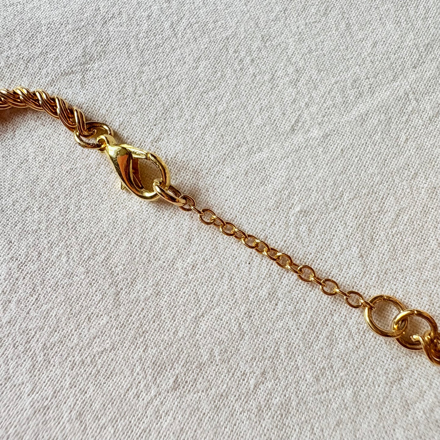 Chaîne avec perle rouge