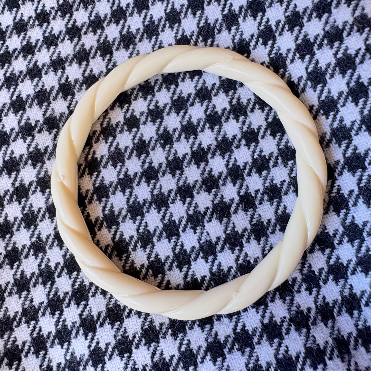 Bracelet jonc torsadé écru