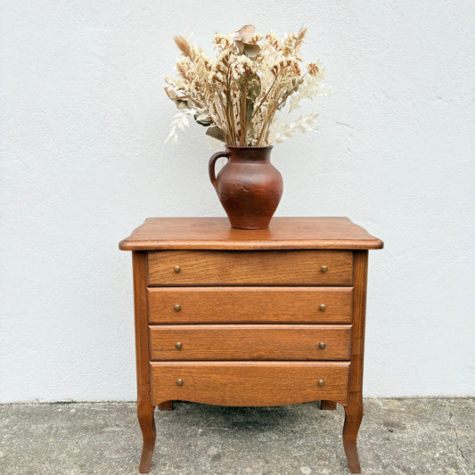 Travailleuse à tiroirs