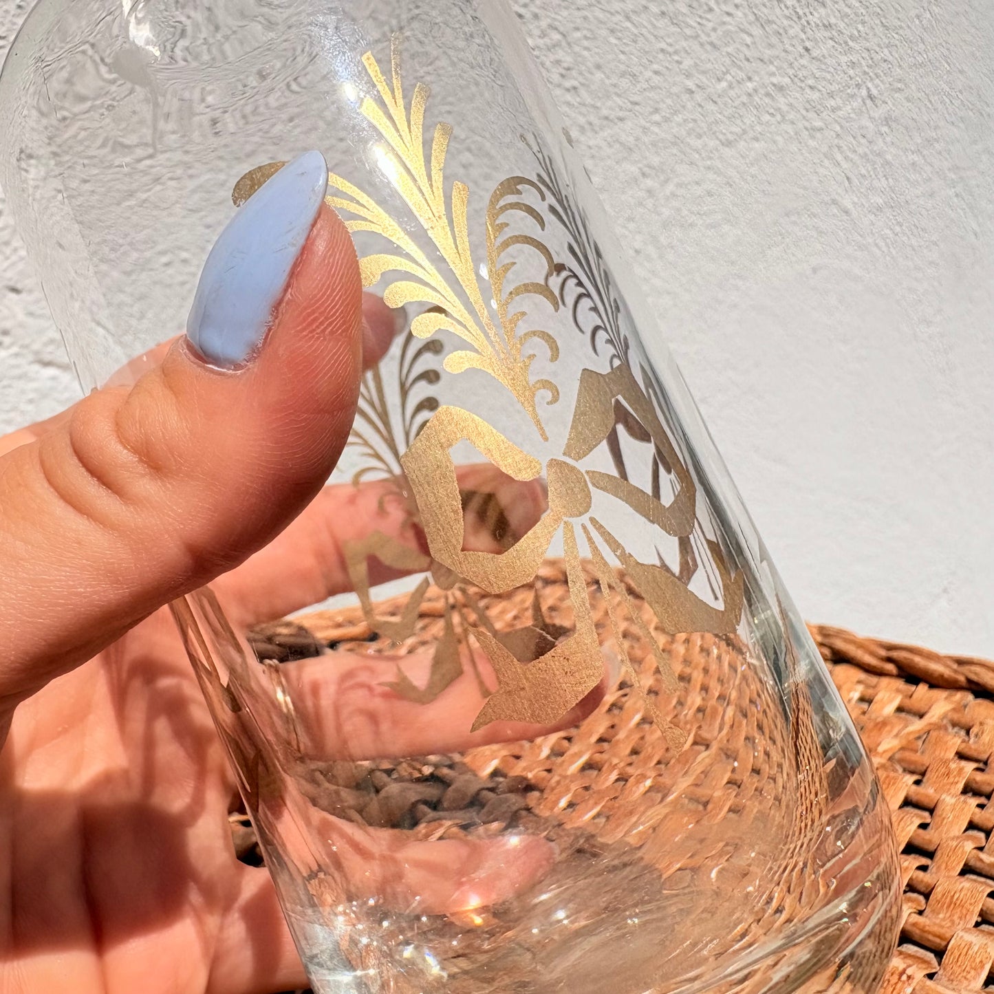 Carafe en verre à décors de noeuds