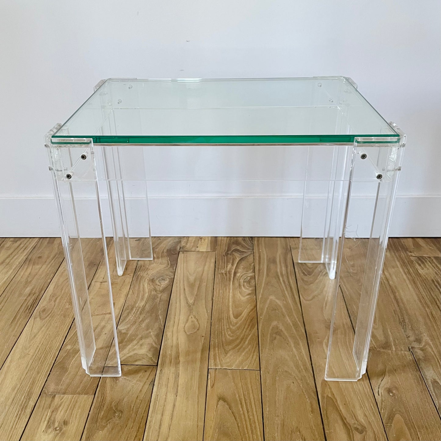 Table d’appoint en lucite et verre