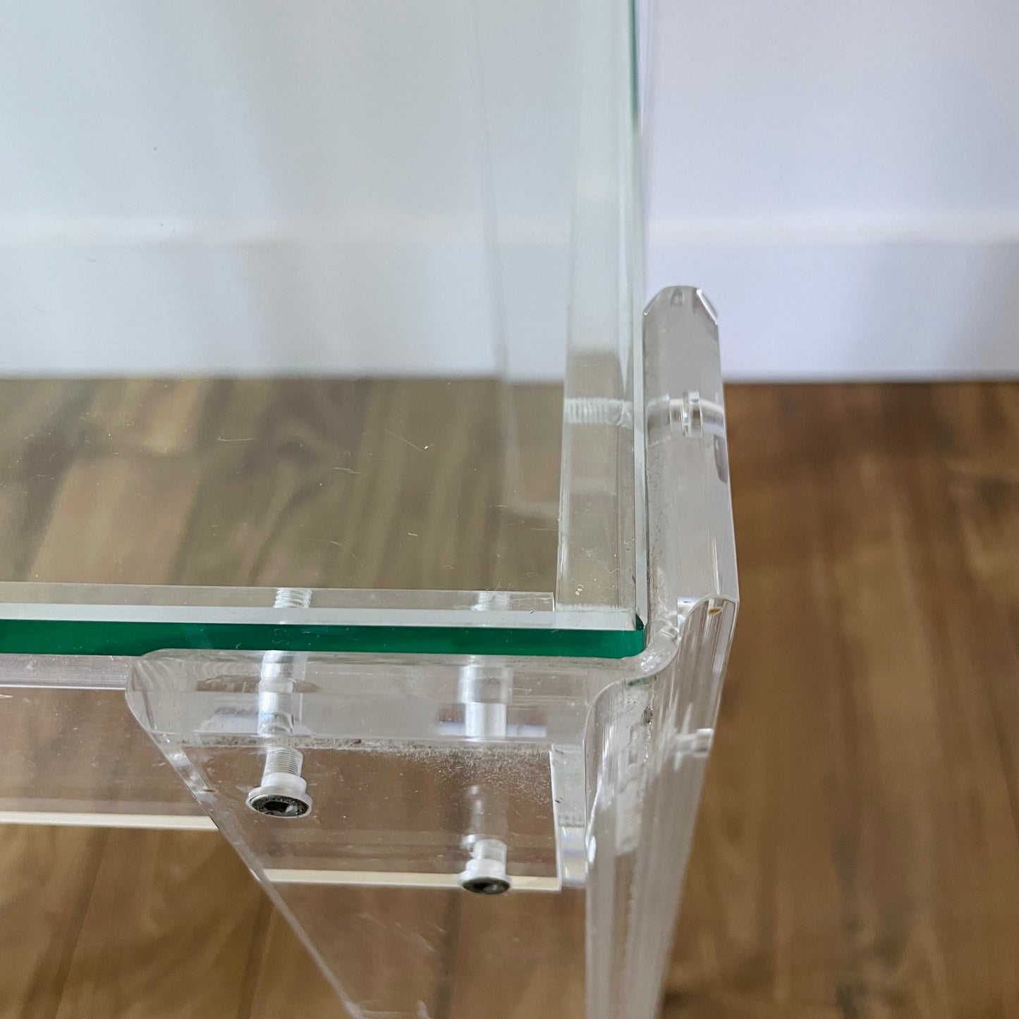 Table d’appoint en lucite et verre