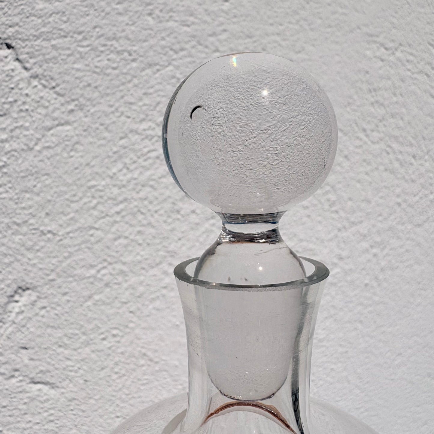 Carafe en verre à décors de noeuds