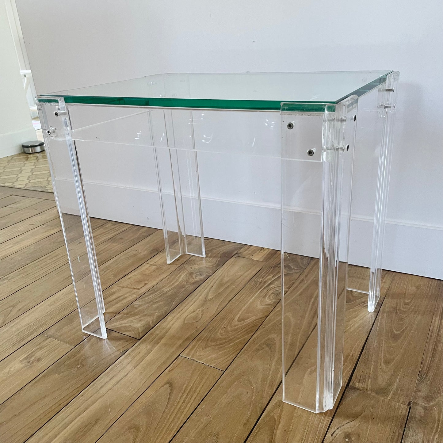 Table d’appoint en lucite et verre