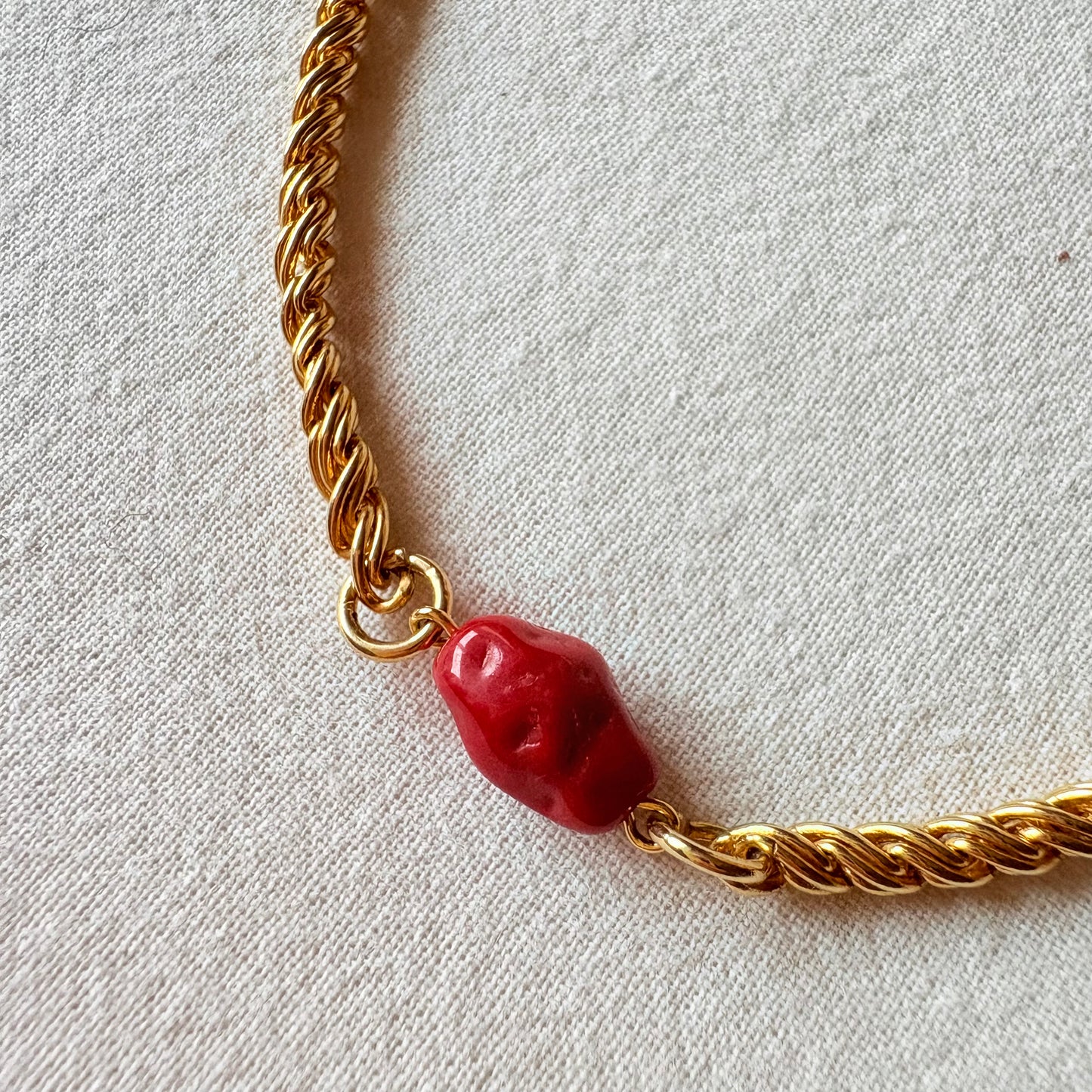 Chaîne avec perle rouge