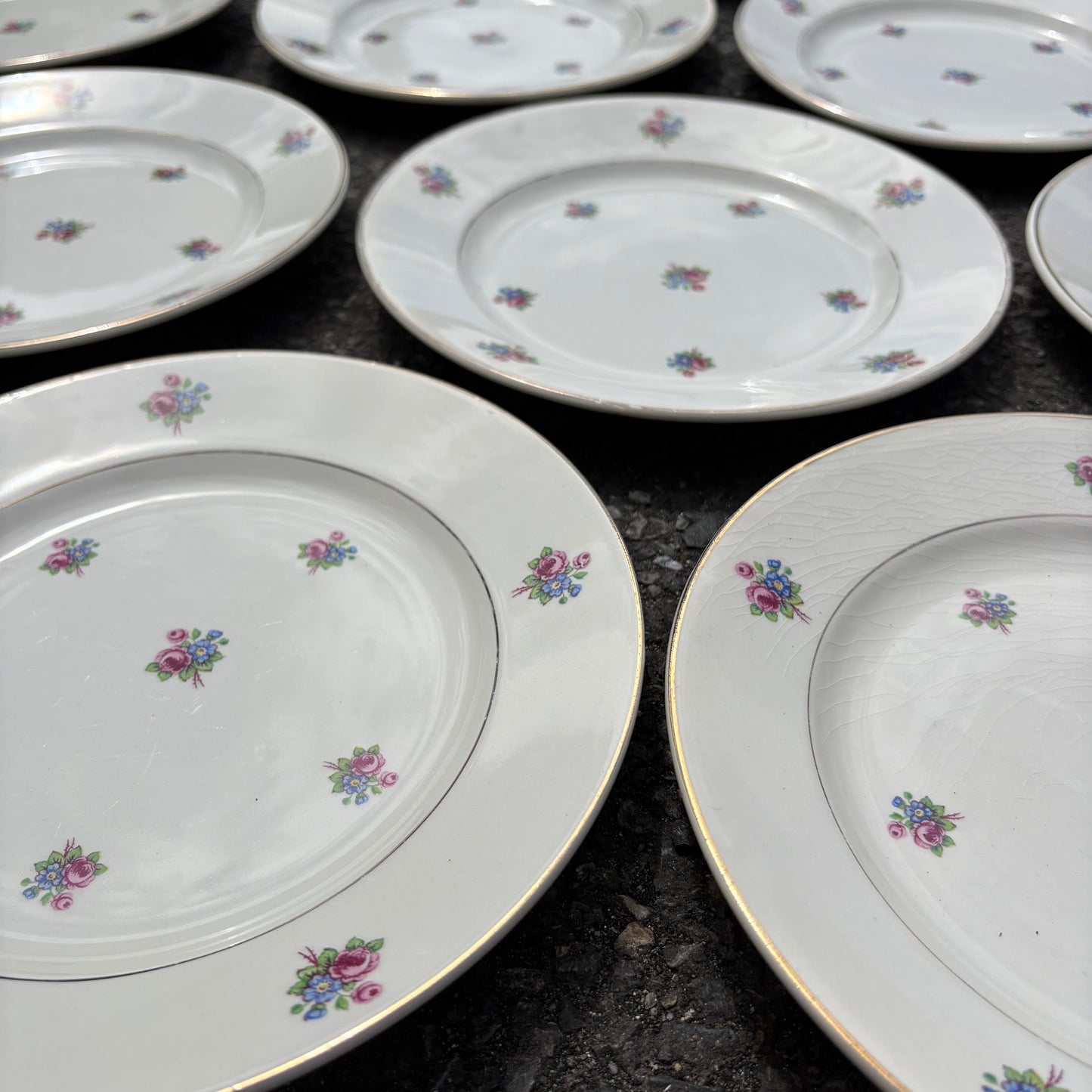 Lot de 12 assiettes motif fleuri