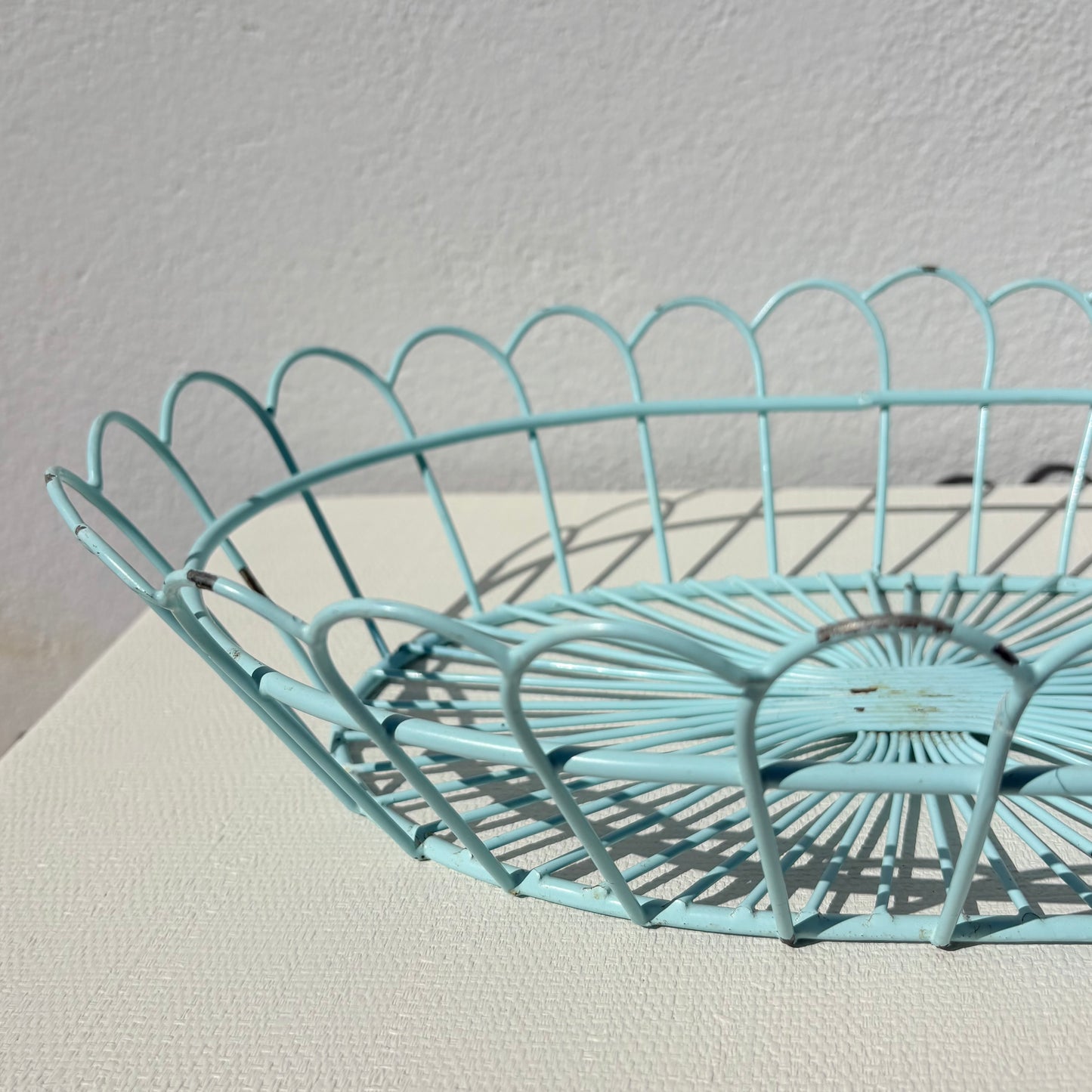 Corbeille en métal bleu clair