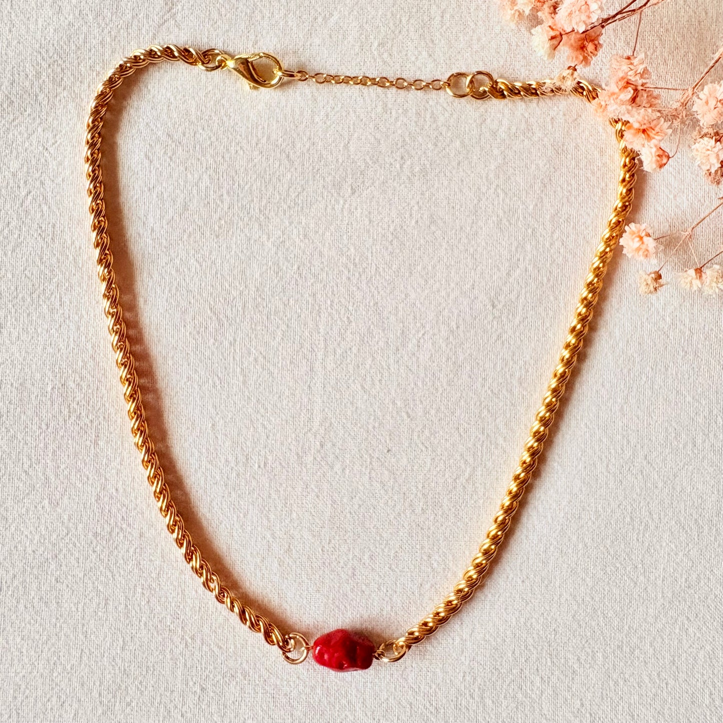 Chaîne avec perle rouge