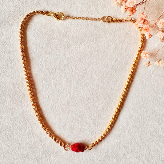 Chaîne avec perle rouge