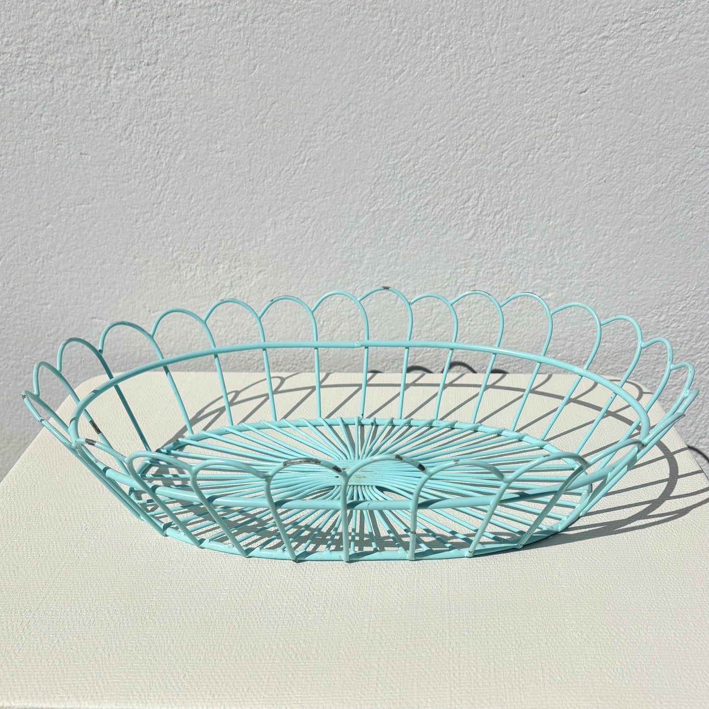 Corbeille en métal bleu clair