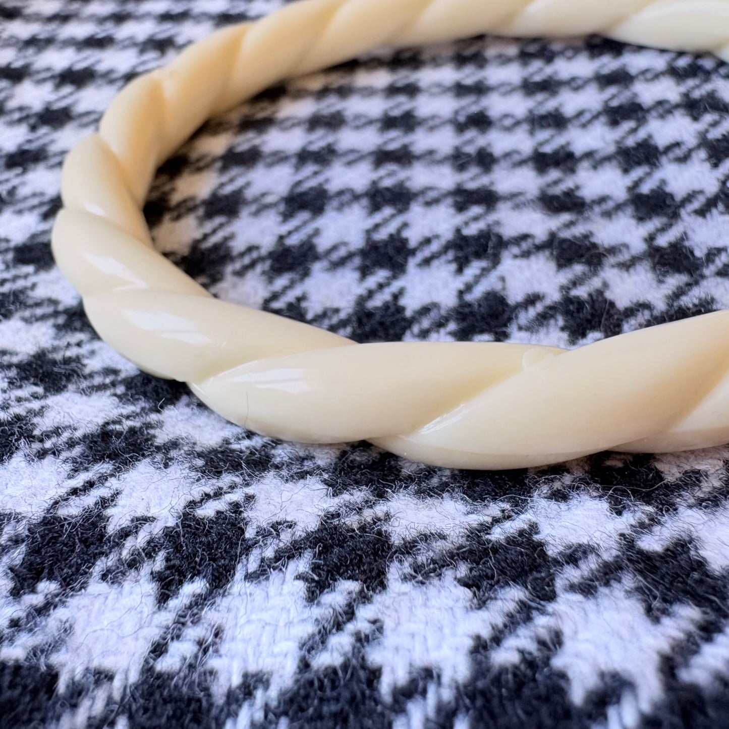 Bracelet jonc torsadé écru